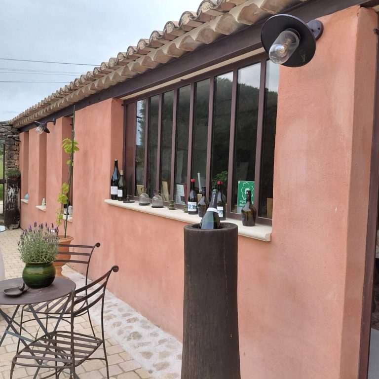 Atelier de dégustation de vins Luberon wine gourmet à Gordes. Expérience dégustation de vin et massages 